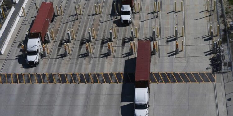 California retrasa la cancelación de miles de licencias de camioneros migrantes