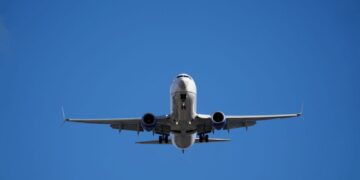 La FAA recomienda a las aerolíneas tener ‘precaución’ al volar sobre América Latina