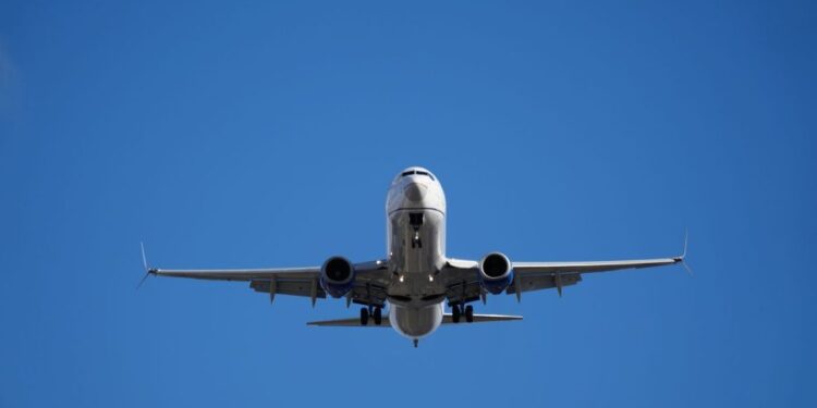 La FAA recomienda a las aerolíneas tener ‘precaución’ al volar sobre América Latina