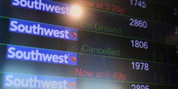 Los vuelos se reanudan después de que la FAA restringiera el espacio aéreo del Caribe tras los ataques de Venezuela