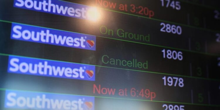 Los vuelos se reanudan después de que la FAA restringiera el espacio aéreo del Caribe tras los ataques de Venezuela