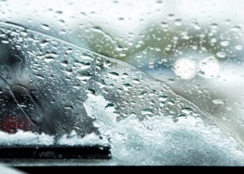 El clima invernal provoca un choque de 100 autos en Michigan