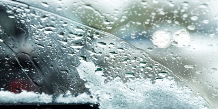 El clima invernal provoca un choque de 100 autos en Michigan