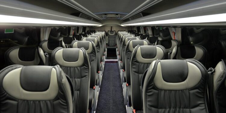 Conductor de autobús se niega a llevar pasajeros al destino de DC, dice un cliente