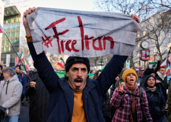 Trump amenaza con aranceles del 25 por ciento a “cualquier país” que comercie con Irán