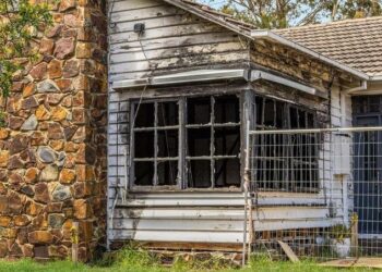 Enorme bloque de Frankston con casa dañada por el incendio a la venta