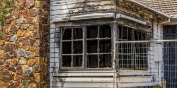 Enorme bloque de Frankston con casa dañada por el incendio a la venta