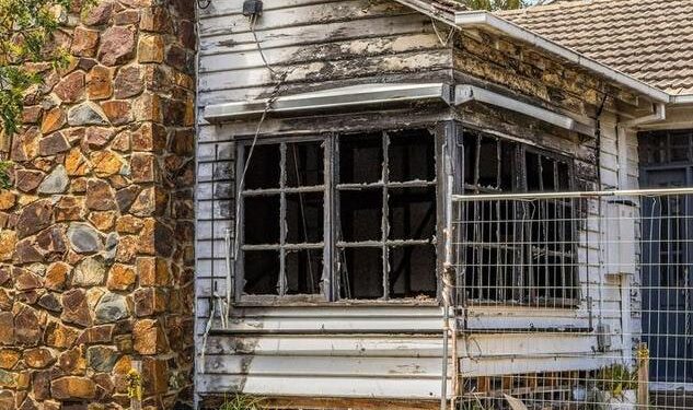 Enorme bloque de Frankston con casa dañada por el incendio a la venta