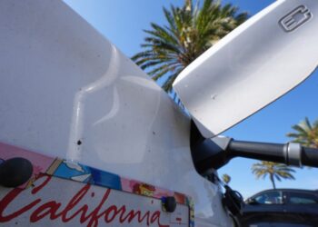 El proyecto de ley de financiación recupera parte del efectivo para cargar vehículos eléctricos y busca proteger a FEMA de Trump