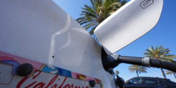 El proyecto de ley de financiación recupera parte del efectivo para cargar vehículos eléctricos y busca proteger a FEMA de Trump