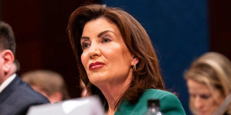 Hochul presentará en Nueva York una propuesta de “no imponer impuestos a las propinas”