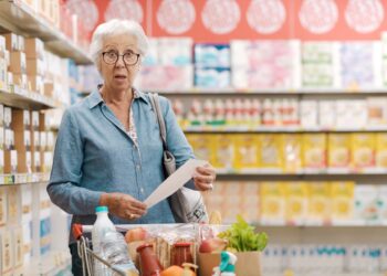 Por qué los compradores inteligentes se saltan los días de descuentos para personas mayores