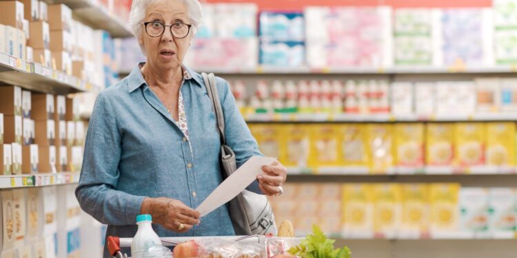 Por qué los compradores inteligentes se saltan los días de descuentos para personas mayores
