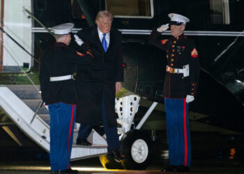 Trump dice que limitará temporalmente las tasas de las tarjetas de crédito