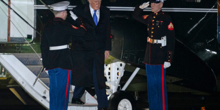 Trump dice que limitará temporalmente las tasas de las tarjetas de crédito