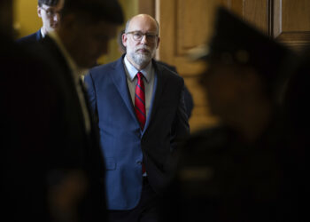 El desmantelamiento de la oficina del consumidor por parte de Trump crea un dolor de cabeza para los bancos pequeños