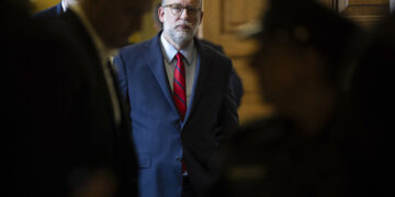 El desmantelamiento de la oficina del consumidor por parte de Trump crea un dolor de cabeza para los bancos pequeños