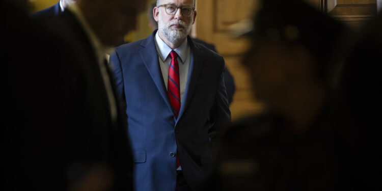 El desmantelamiento de la oficina del consumidor por parte de Trump crea un dolor de cabeza para los bancos pequeños