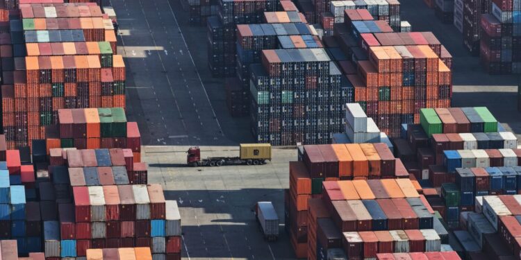 El superávit comercial de China aumenta un 20% hasta un récord de 1,2 billones de dólares, incluso con los aranceles de Trump: NPR