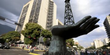 El mundo tiene demasiado petróleo. ¿Querrán las empresas la de Venezuela? : NPR