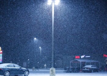 Personas influyentes en el clima inundan las redes sociales antes de la tormenta invernal: NPR