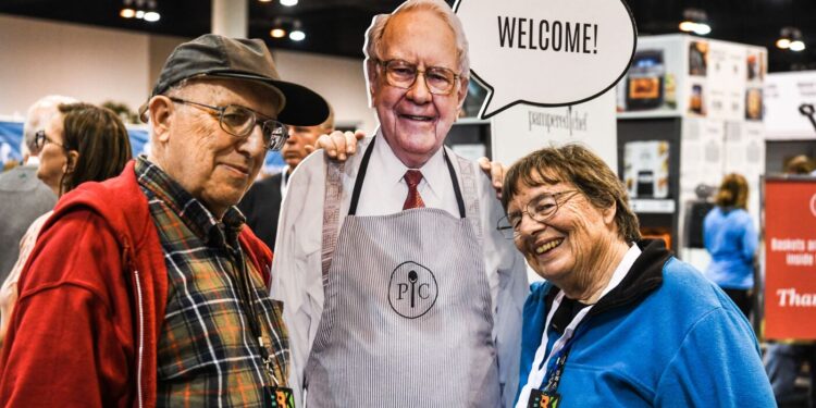 Warren Buffett se retira oficialmente como director ejecutivo de Berkshire Hathway: NPR