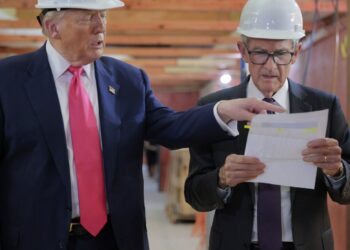 La fea disputa de Trump con la Reserva Federal: NPR